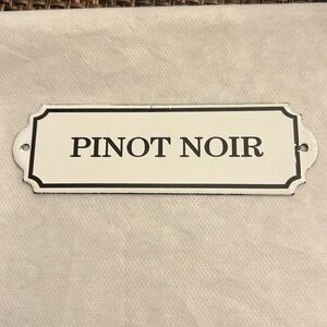 Metal wine sign / plaque - Pinot noir in black and white